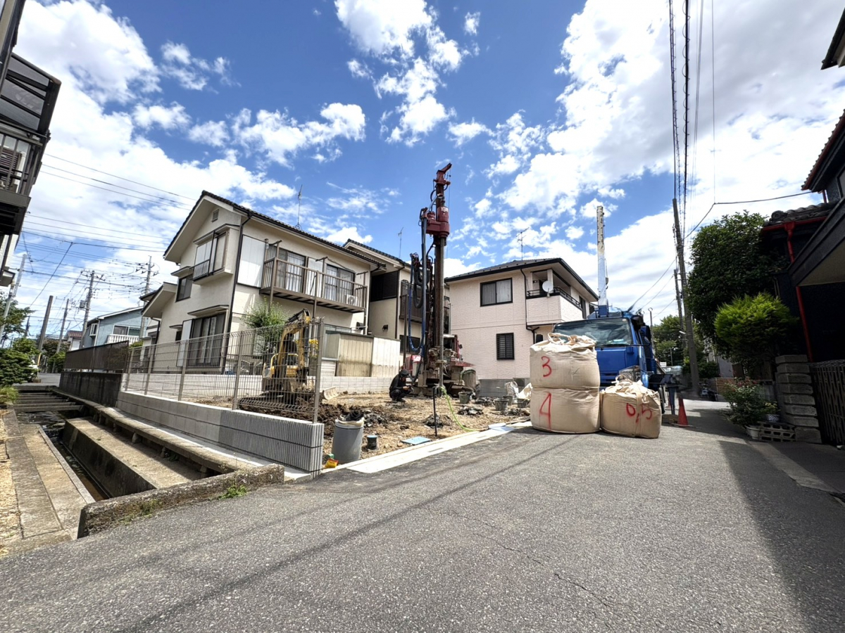 【外観写真】南向きの陽当たり良好地。整形地に建つ新築分譲住宅で、落ち着いた住環境が広がります。 