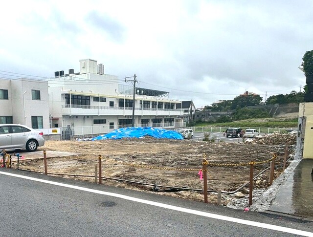 浄水機能付き、収納たっぷりなシステムキッチン！幅広で料理もしやすい♪3口のガスコンロを設置し、お掃除が手軽にできるタイプの換気扇を設置しています♪キッチンの配置にもこだわりました♪