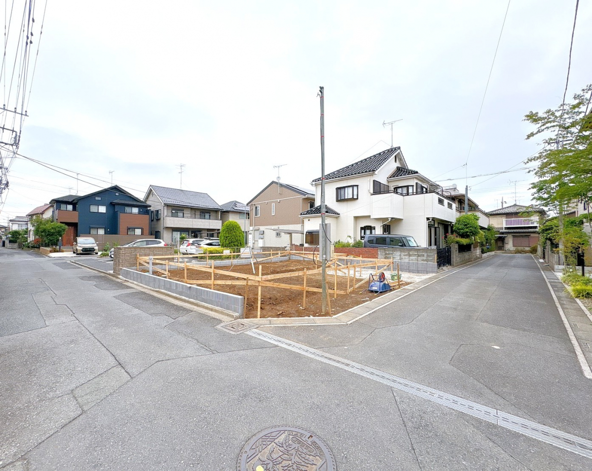 【外観写真】南西角地の陽当たり良好地。角地ならではの明るさと通風の良さが魅力で、全居室南向き設計により家中どこにいても心地よい暮らしが叶います。 