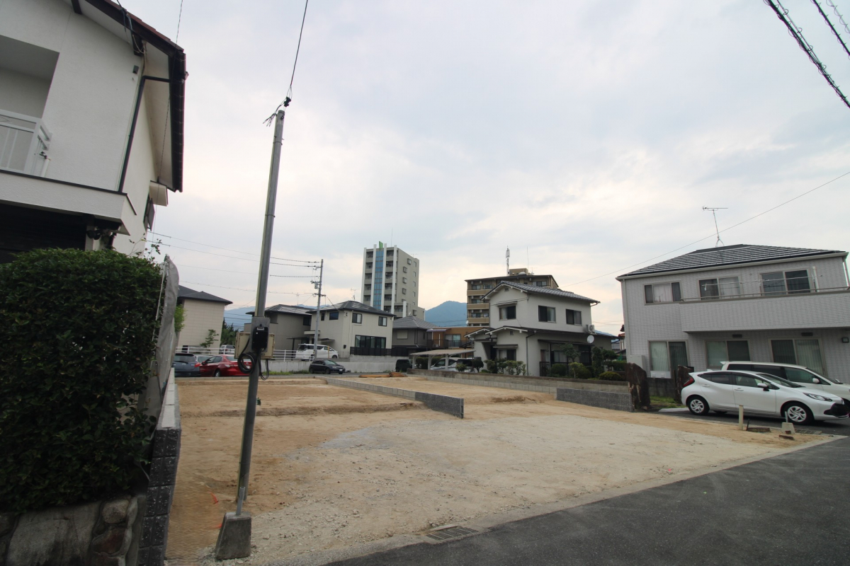 前面道路から見た外観 