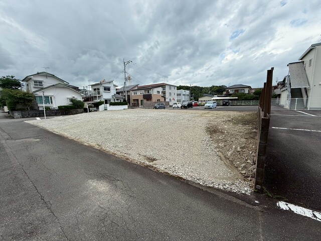 〈施工例）リビングの写真です♪
対面キッチン！家族の会話も自然と弾む空間となります♪