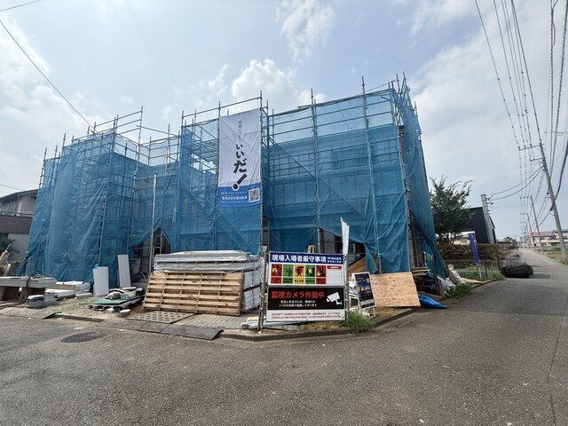 上棟中のA号棟です。
