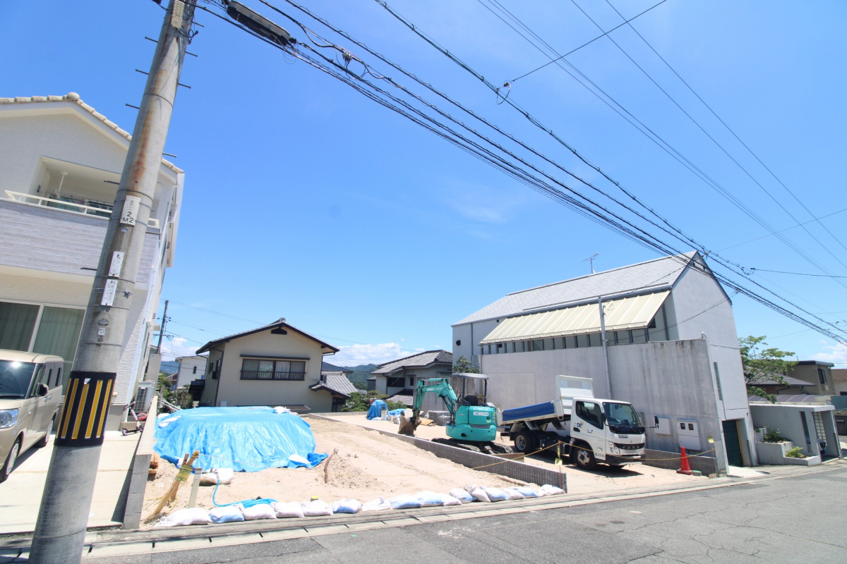 前面道路から見た外観 