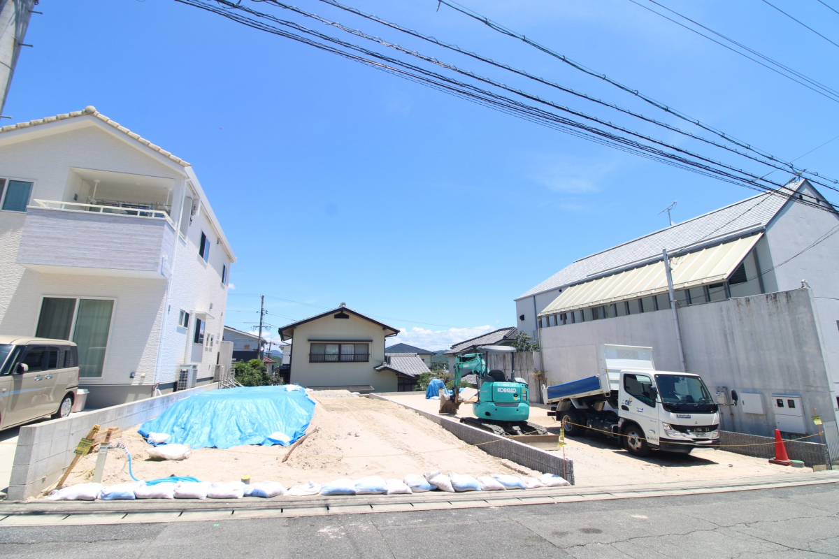 前面道路から見た外観 