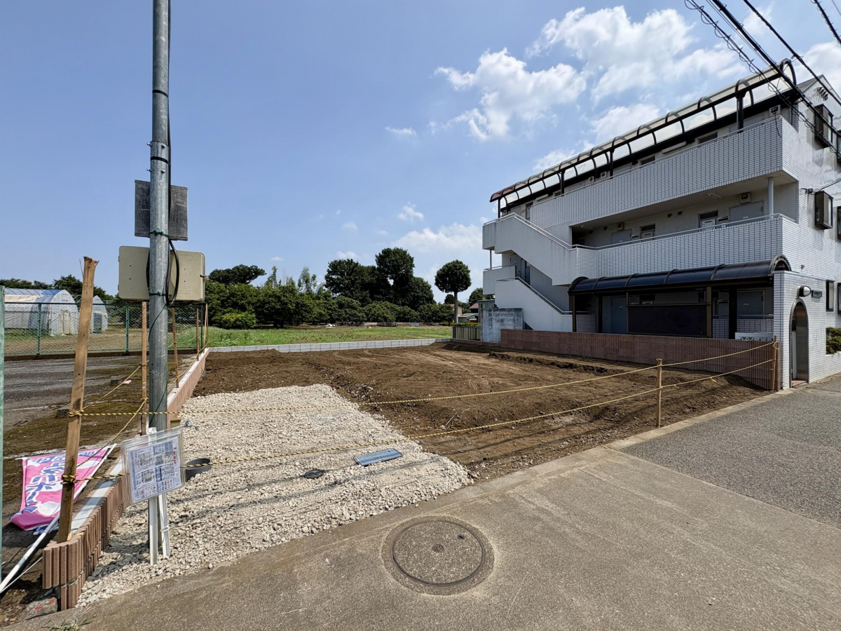 【現地写真】 《限定1邸》耐震等級3取得！繰り返される地震にも強い「制震ダンパー」を採用した、長期優良住宅です。玄関扉はWアクセスロック電池錠◎セキュリティにも配慮しています。