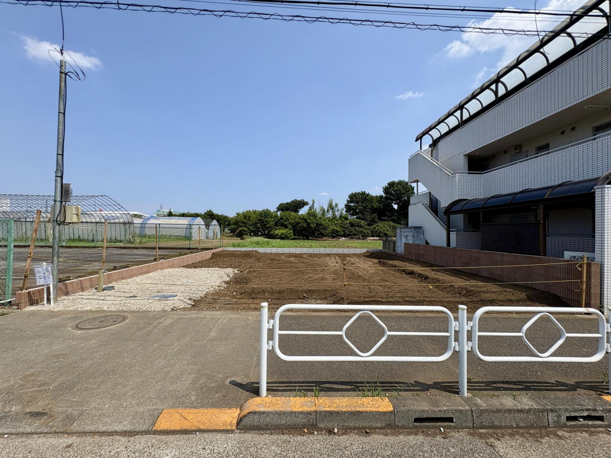【現地写真】 世帯人数の多いご家族にも嬉しい、「4LDK」の住まいです。LDKは広さ18.0帖、開放感のある吹抜けやリビング階段を採用しています。