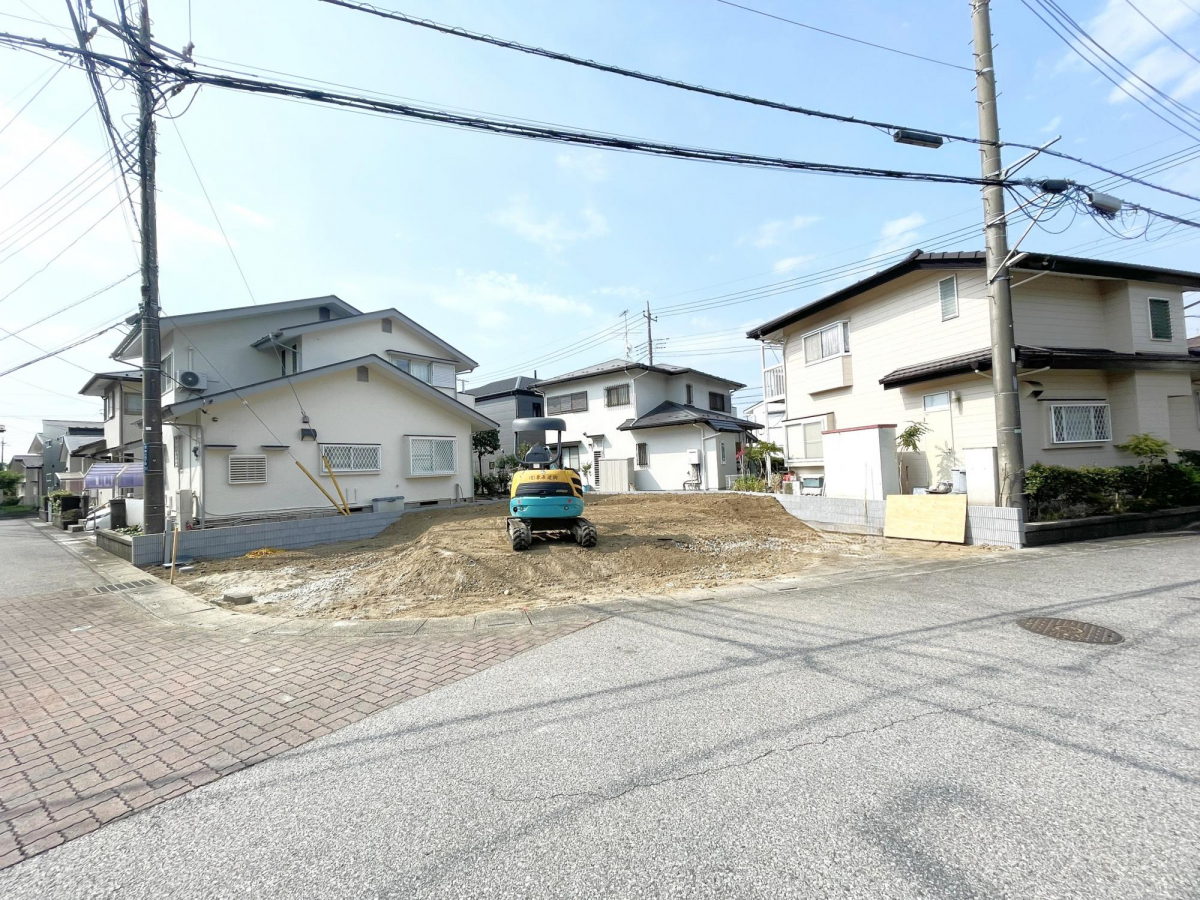 【外観写真】約51坪のゆとりある角地。カースペースは並列3台分確保され、開放感のある住環境が広がります。 