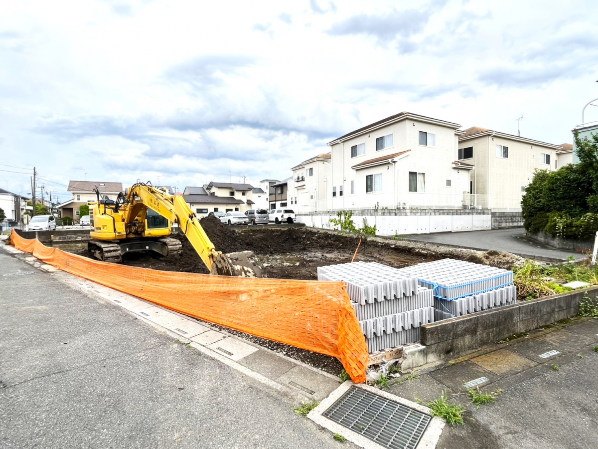 販売現地【2026/6/22撮影】 2方道路に面した開放感ある立地