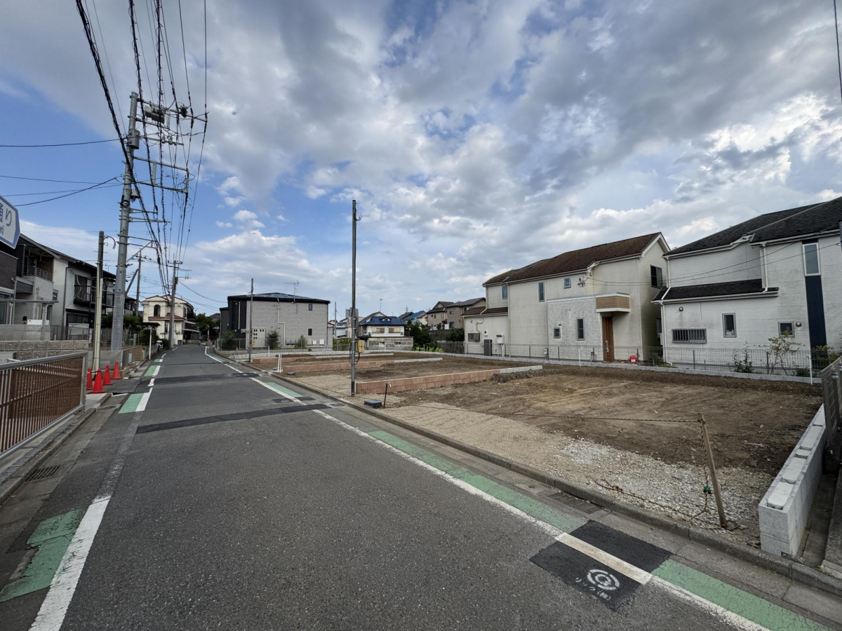 【現地写真】 敷地面積30坪超×全4棟の新たな分譲地が誕生します。広々としたLDKに3部屋の個室を配置した「3LDK」の新築戸建。全棟、ロフト付きです。