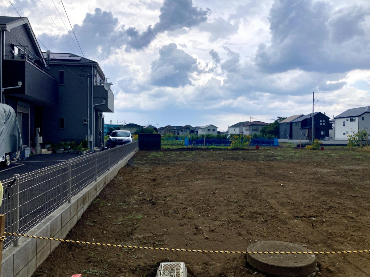 【前面道路含む現地写真】 前面道路は幅員約4.0m。見通しの良い直線道路です。ぜひ現地にて、実際の陽当たりの状況や前面道路の交通量、周辺環境などをご確認くださいませ。