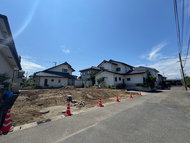 【耐久性】飯田産業では、柱を支える土台が直接基礎に触れないよう基礎パッキンを使用しております。コンクリートには水分が多く含まれるため、基礎パッキンがあることで、家を丈夫に保つことが出来ます。