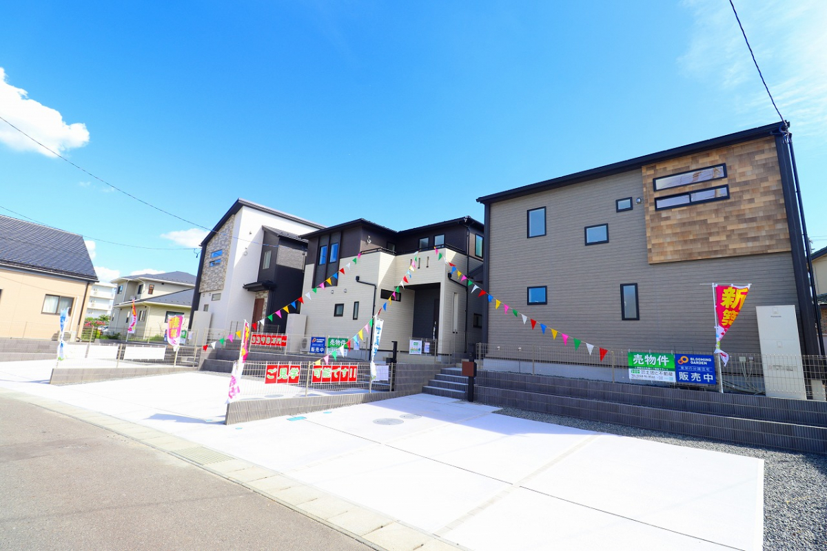 【1号棟外観】  4LDK＋土間収納（SIC）＋パントリー＋カースペース並列3台