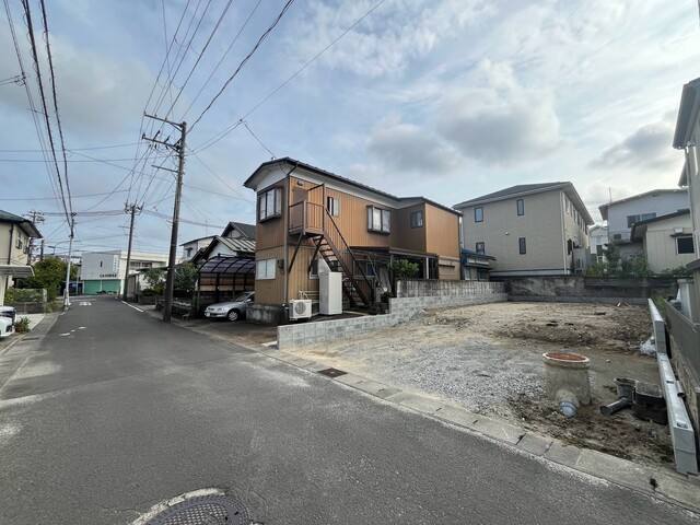 【耐久性】飯田産業では、柱を支える土台が直接基礎に触れないよう基礎パッキンを使用しております。コンクリートには水分が多く含まれるため、基礎パッキンがあることで、家を丈夫に保つことが出来ます。