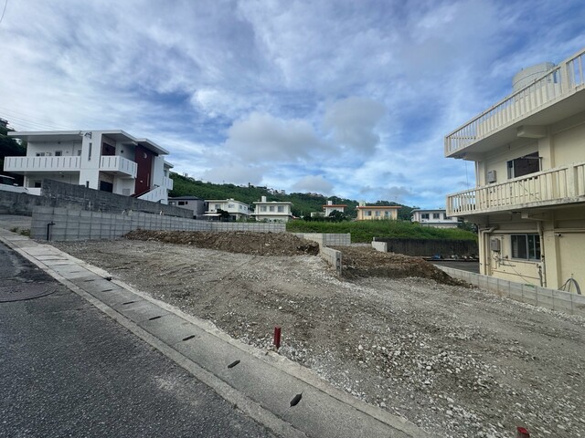 高速道路にもアクセスが良く静かな南風原町兼城。
周辺に商業施設が揃い、毎日のお買い物に便利な住環境。
那覇ICへのアクセスも良好で、通勤や休日のお出かけにも便利♪
