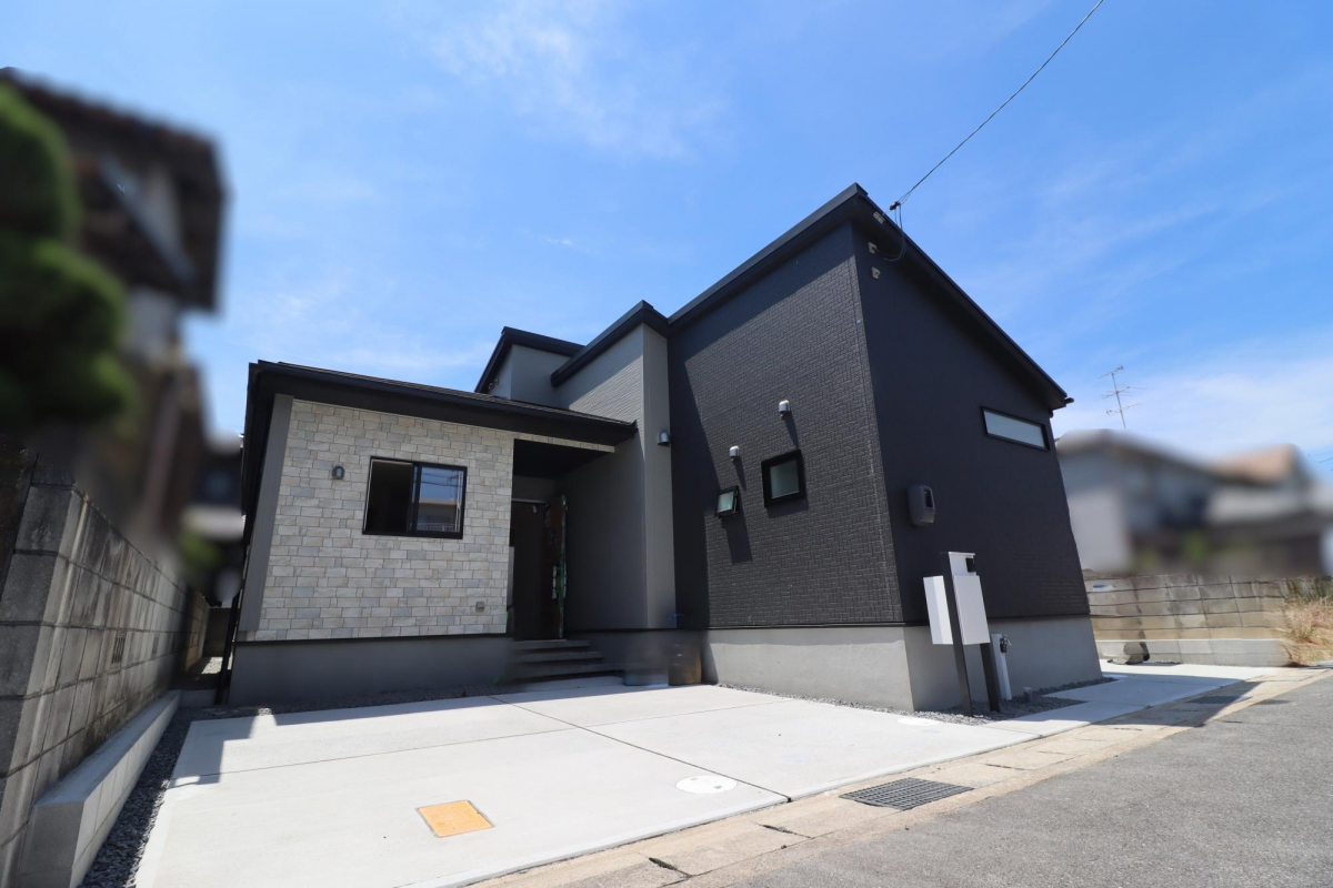 【外観写真】 限定1棟！全居室6帖以上の「4LDK」平屋住宅。環境やお財布にやさしい、太陽光パネルを搭載したオール電化住宅です。