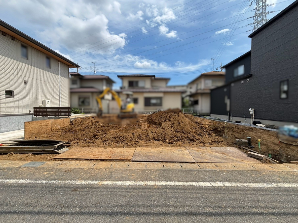 前面道路含む現地写真:造成工事中 