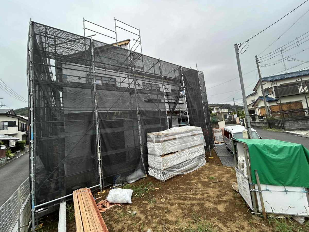 現地外観写真（2026年8月撮影）完成予定は10月頃完成予定となっております！完成物件のご案内も可能ですのでお気軽にご相談ください。 