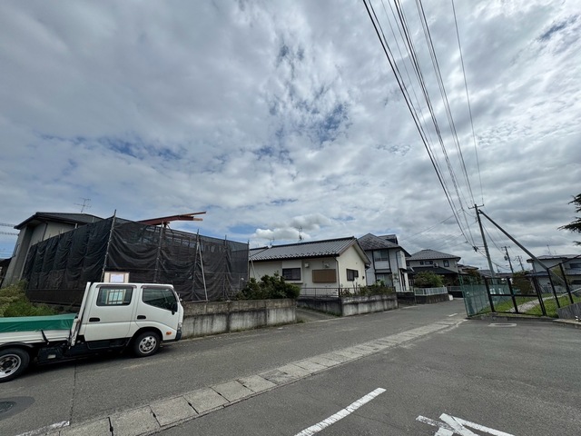 【耐久性】飯田産業では、柱を支える土台が直接基礎に触れないよう基礎パッキンを使用しております。コンクリートには水分が多く含まれるため、基礎パッキンがあることで、家を丈夫に保つことが出来ます。