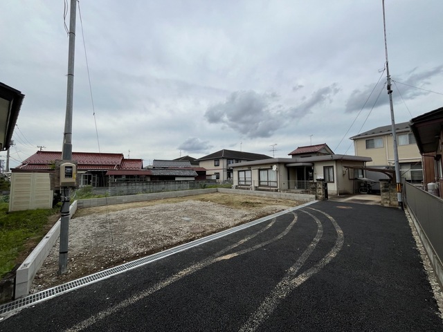 【耐久性】飯田産業では、柱を支える土台が直接基礎に触れないよう基礎パッキンを使用しております。コンクリートには水分が多く含まれるため、基礎パッキンがあることで、家を丈夫に保つことが出来ます。