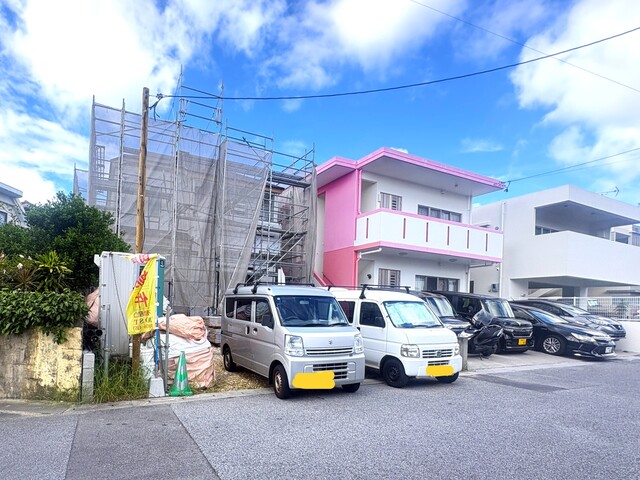 浄水機能付き、収納たっぷりなシステムキッチン！幅広で料理もしやすい♪3口のガスコンロを設置し、お掃除が手軽にできるタイプの換気扇を設置しています♪キッチンの配置にもこだわりました♪