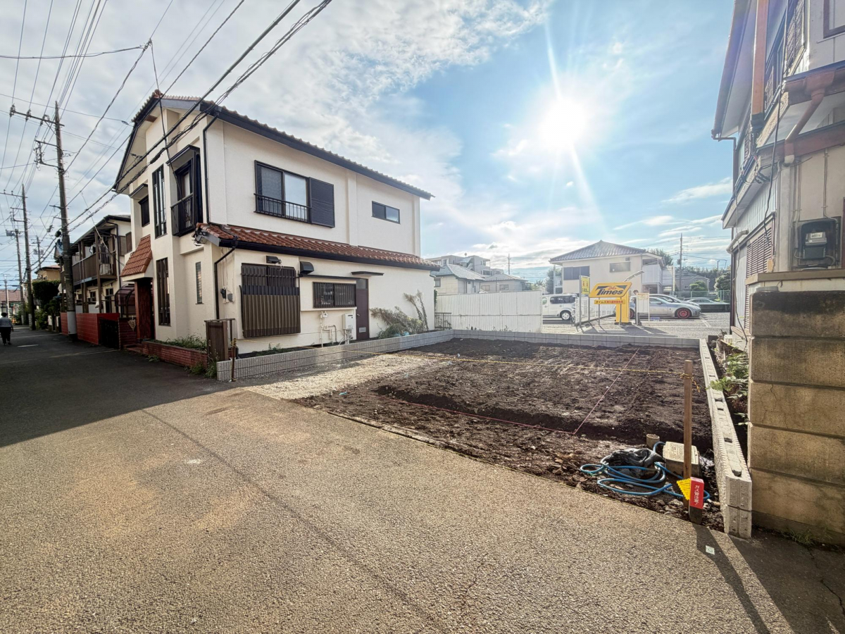 9/5撮影 造成完了 車通りが少ない閑静な住宅街に位置する限定1棟。