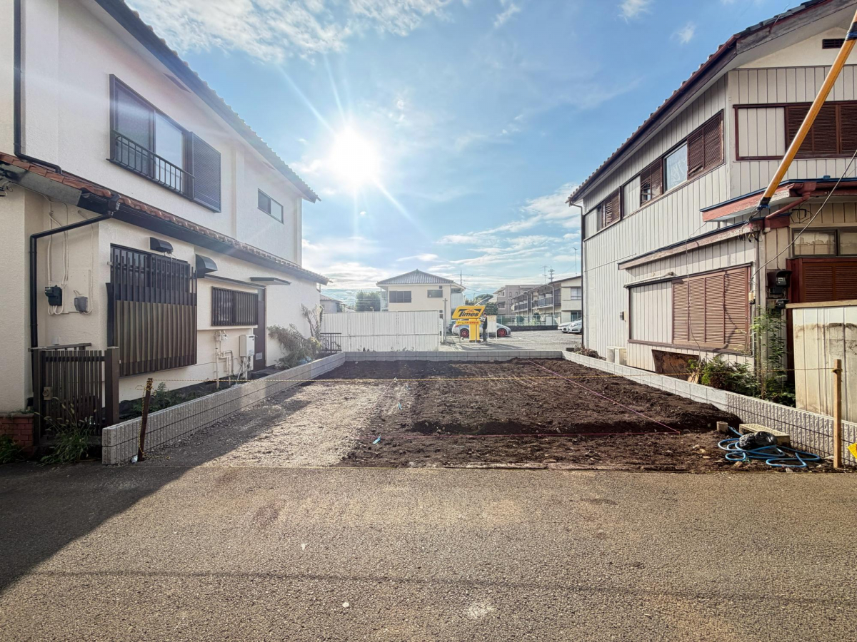 9/5撮影 造成完了 隣地が駐車場のため、隣家との圧迫感が少なく、開放感のある伸びやかな住環境が魅力です。