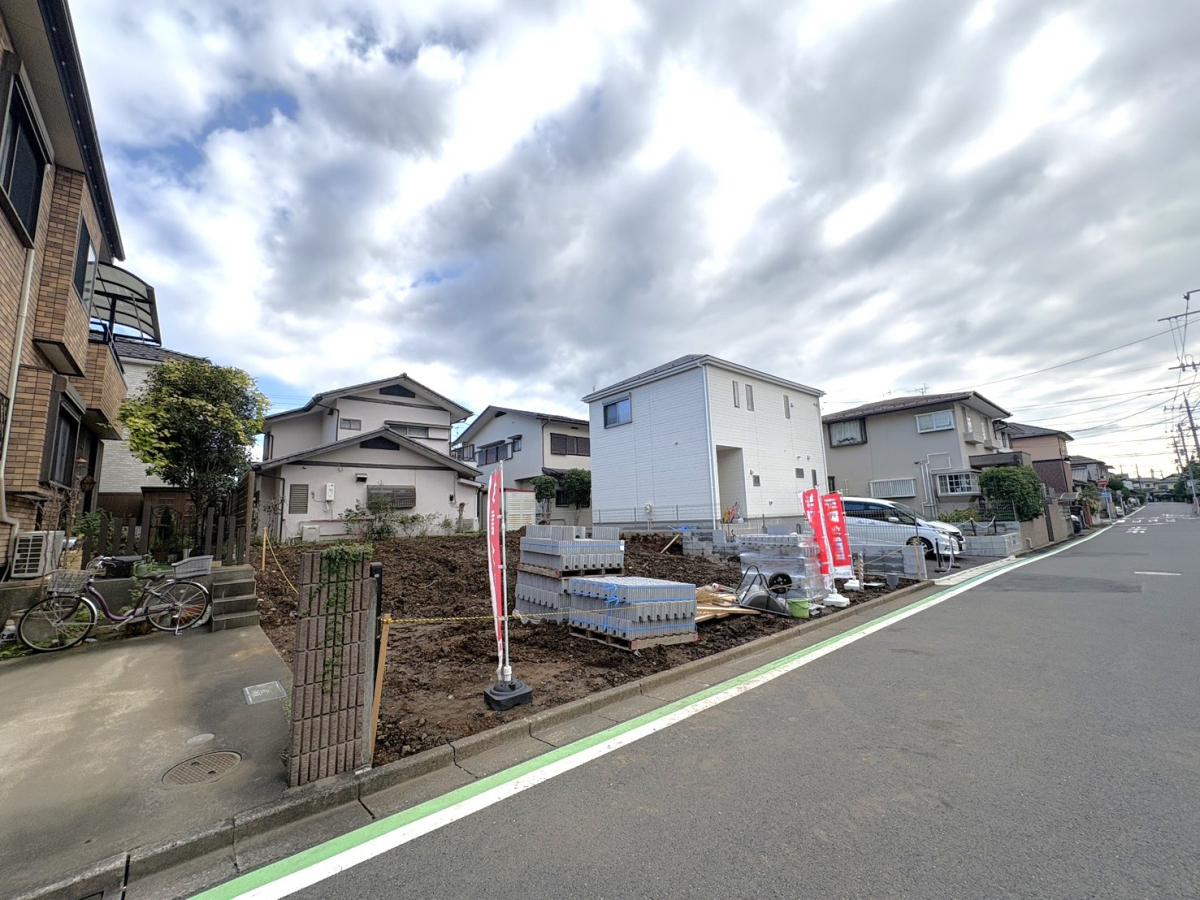 【外観写真】敷地面積51坪超のゆとりある住まい。カースペース並列3台分を確保し、ご家族のお車はもちろん来客時にも便利です。 