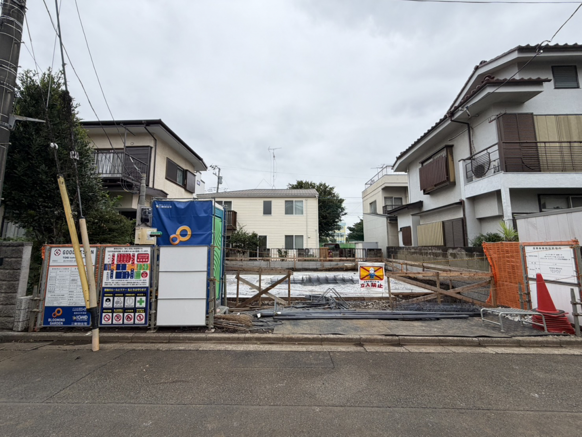 外観写真（9月中旬撮影） 太陽光発電システムを搭載した「3LDK」の住まいでエコな暮らしを実現！東京ゼロエミ住宅によりLDKエアコン・全居室シーリングライト付。