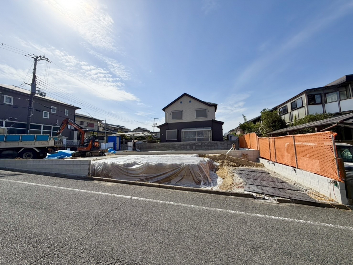 2026年10月中旬現地撮影 奥が1号棟、手前が2号棟です