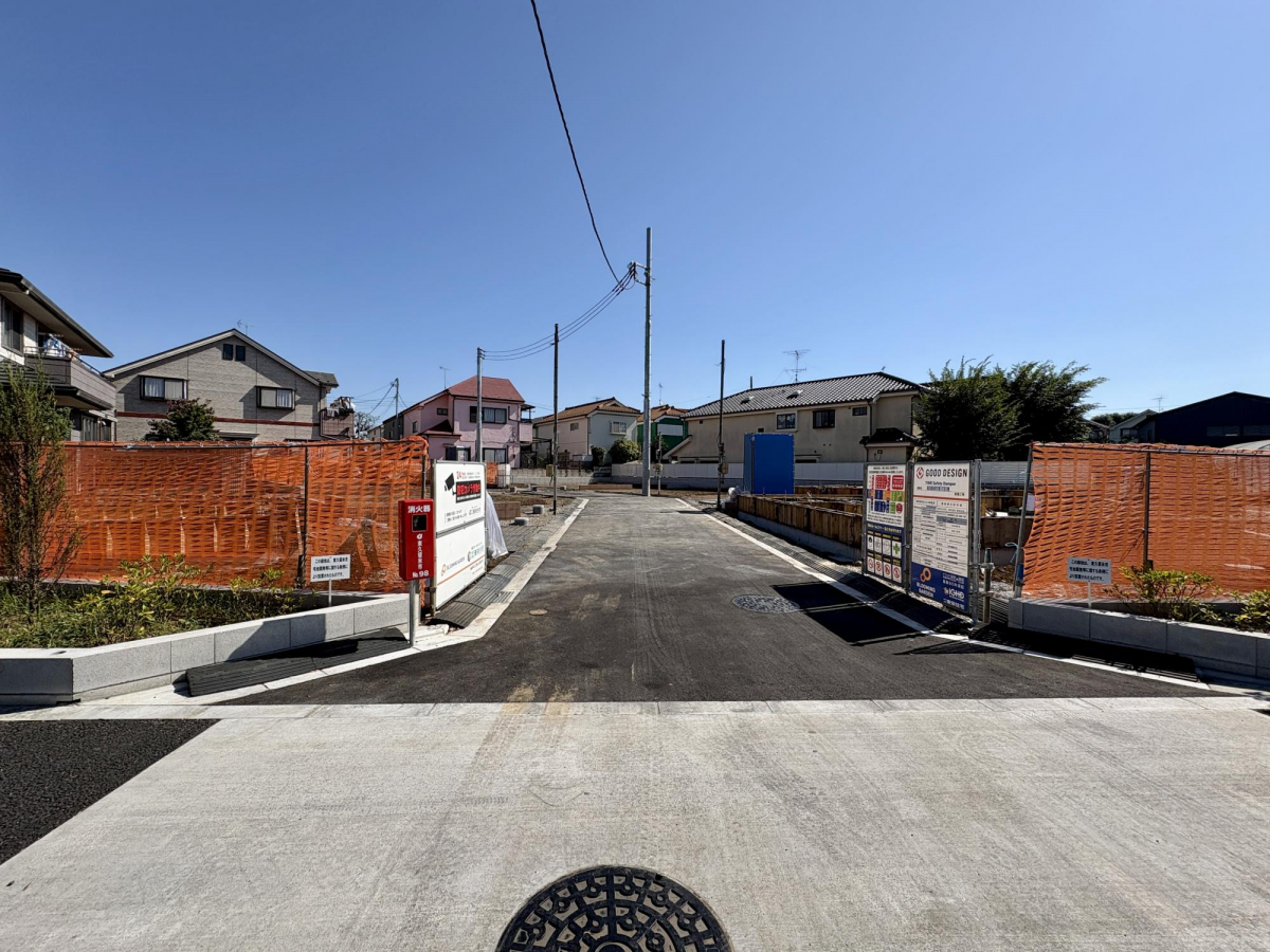 【前面道路を含む現地写真】 西側幅員約18.0mの公道に面しているほか、新設道路は幅員約4.5m。南側は現況駐車場につき、陽当り良好です。周辺の道路幅・交通量など、現地にてご確認いただけます。
