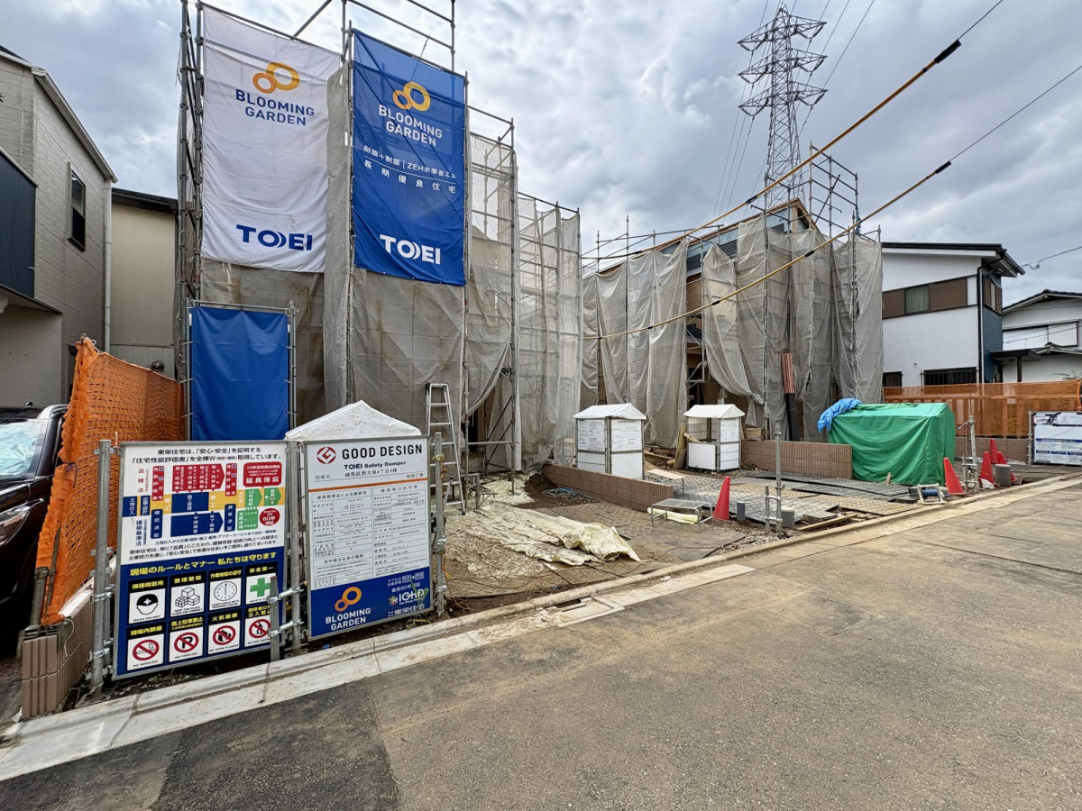 【前面道路を含む外観写真】 周辺には利便施設が揃い、小学校までは徒歩1分。お子様を安心して送り出せそうです。前面道路は私道につき車の往来が少なく、静かな住環境を確保しやすいというメリットがあります。