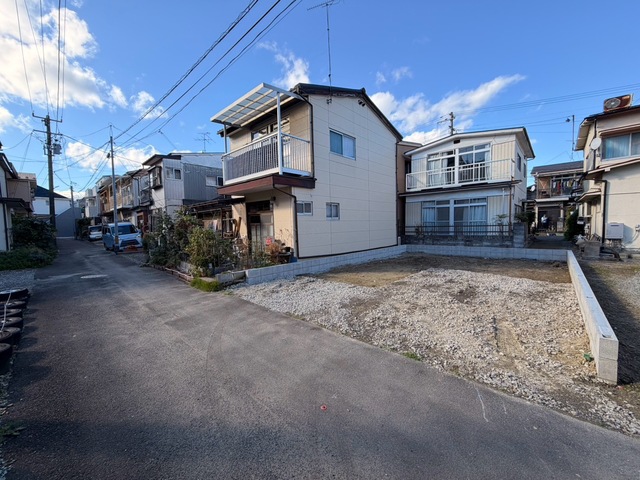 【耐久性】飯田産業では、柱を支える土台が直接基礎に触れないよう基礎パッキンを使用しております。コンクリートには水分が多く含まれるため、基礎パッキンがあることで、家を丈夫に保つことが出来ます。