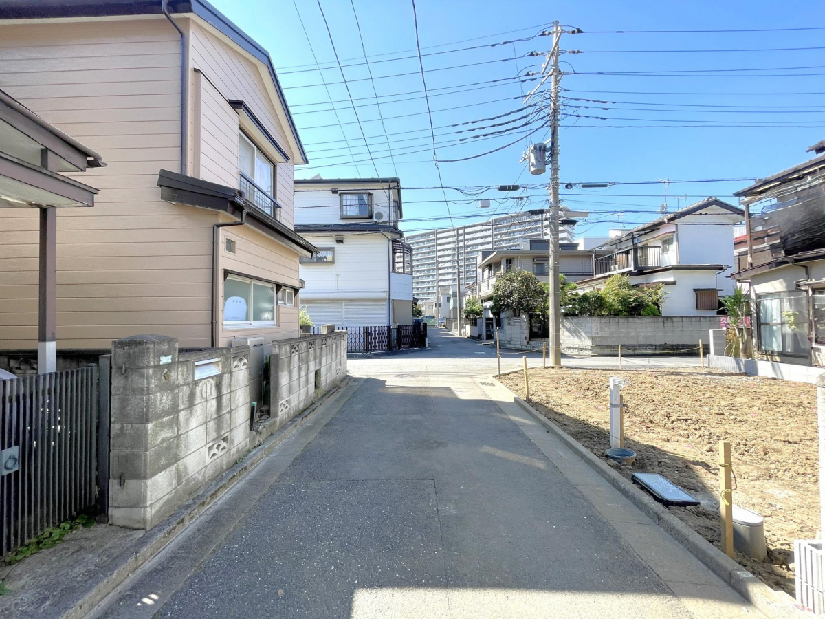 【外観写真】東南・南西の角地に位置するため、陽当たり・通風ともに良好。開放感のある住環境で、明るく快適な暮らしを実現します。 