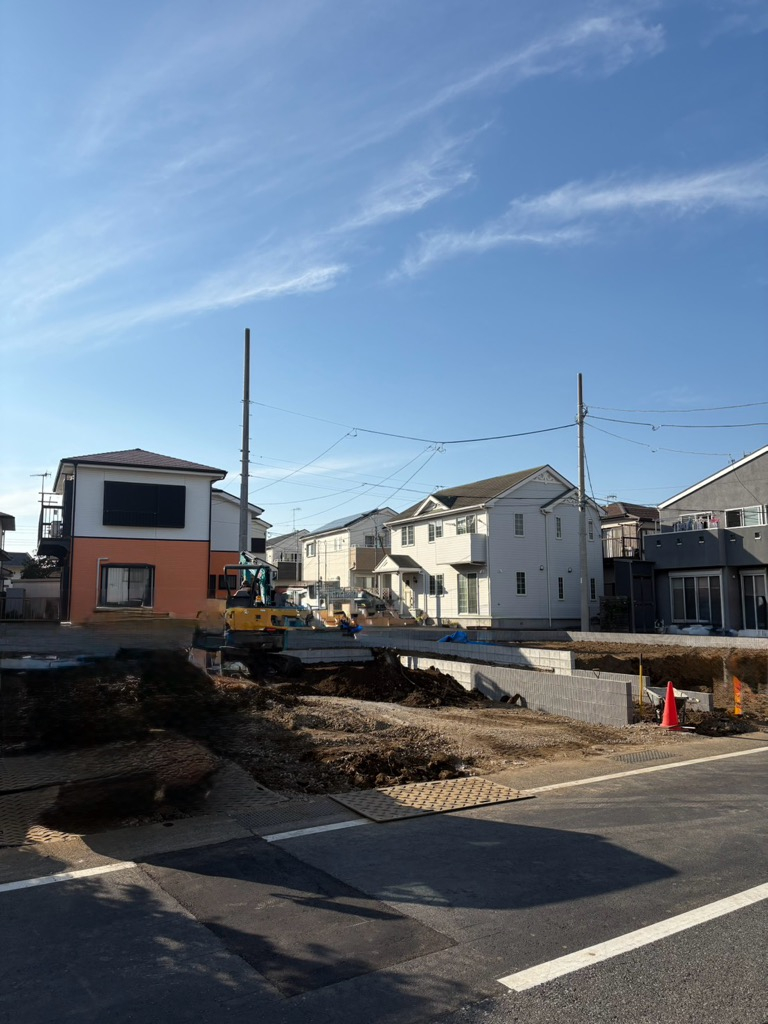 前面道路が広く、駐車もらくらく可能です。 