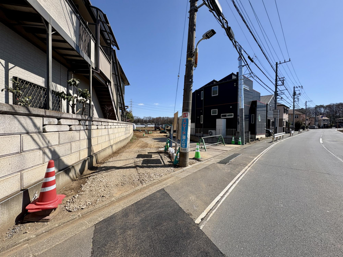 【前面道路含む現地写真】 バラエティ豊かな全10区画のラインナップ。全区画土地面積37坪超のゆとりある広さです。ライフスタイルやご予算に合わせてお好みの区画をお選びください。