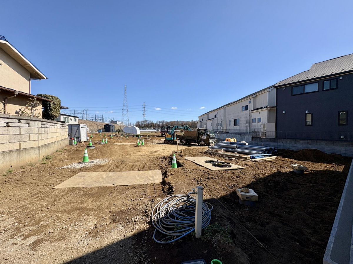 【現地土地写真】 建築条件なしのため、お好きなハウスメーカーで建築可能！設備や間取り等、細部までこだわりの詰まったマイホームづくりをお楽しみいただけます。