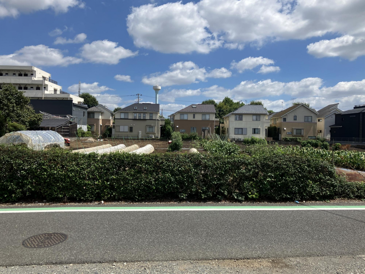 【現地土地写真】 畑に隣接する開放感に恵まれた立地に、全13区画の大型開発分譲地が誕生。建築条件なし売土地のため、お好きなハウスメーカーや工務店で建築いただけます。/2025年9月撮影