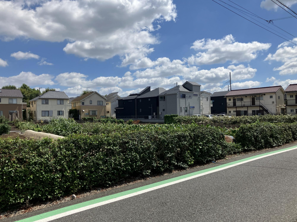 【現地土地写真】 第一種低層住居専用地域内の、穏やかな暮らしが実現する住宅街。前面道路は幅員約5.0m〜約6.0mあり、お車の出し入れもスムーズです。/2025年9月撮影