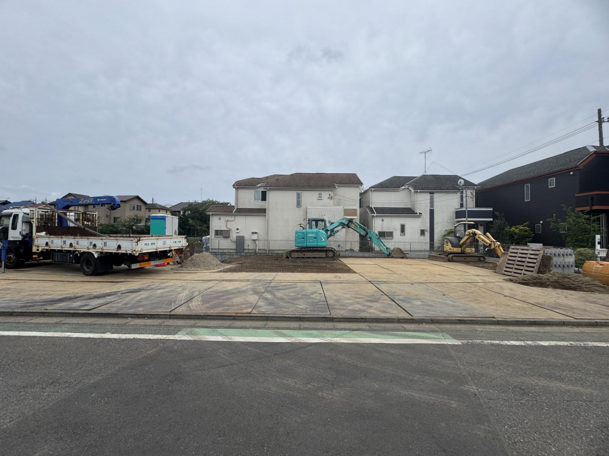 【現地土地写真】 前面道路は北側幅員約5.0m。アスファルト舗装された平坦な道路のため、お車の出入庫や徒歩、自転車での移動もスムーズに行えます。ぜひ、周辺環境とあわせて現地をご見学ください。