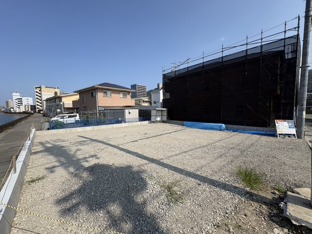 間口およそ１０ｍ